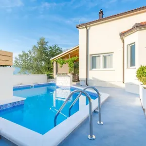 https://villa-lipovac-trogir.hotels-in-trogir.com