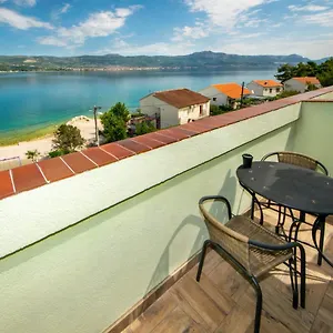 https://apartment-saric2.hotels-in-trogir.com