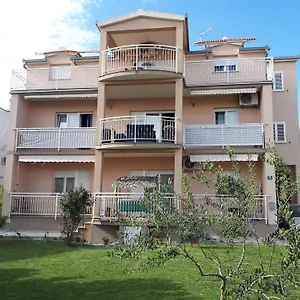 https://apartment-aurora.hotels-in-trogir.com