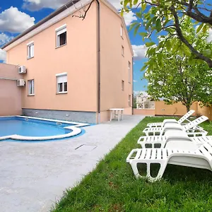 https://apartments-edin-1359.in-istria.net
